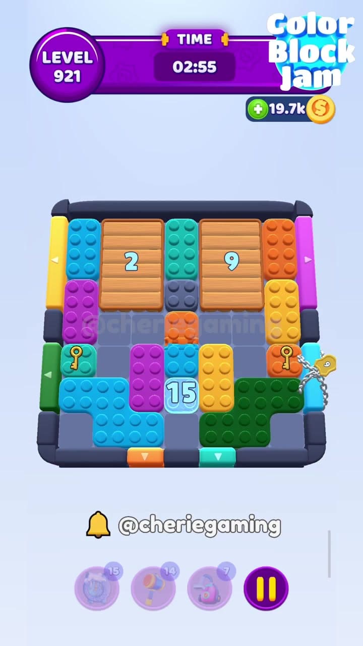 Color Block Jam Level 921 version 3 with wooden crates 2 and 9, right-side chain lock 9, keys, and central light-blue 15